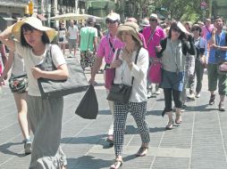 El exceso de turistas en Barcelona afecta por igual tanto a los habitantes de la ciudad como a los visitantes. EFE /