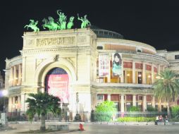 Teatro Politeama. Uno de los principales emblemas de la vida cultural en la ciudad de Palermo. ESPECIAL / Wikimedia