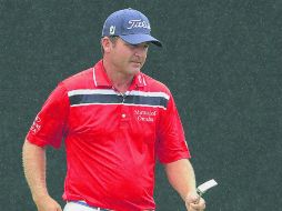 Jason Bohn, uno de los líderes, ejecuta un birdie en el hoyo18 en la tercera ronda del Greenbrier Classic. AP / R. Barbero