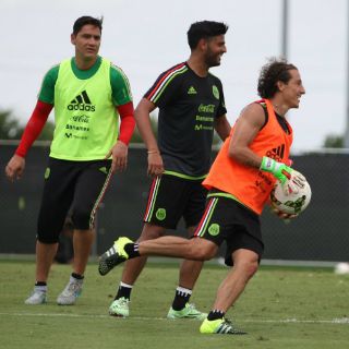 El Tri saca la presión con cascarita 'diferente'