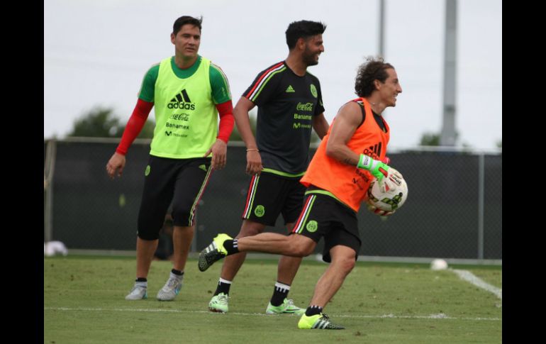 El Tri realizó entrenamiento recreativo. El portero Guardado sale con el balón. NTX / O. Vega
