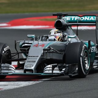 Hamilton arrasa en Gran Bretaña; 'Checo', noveno