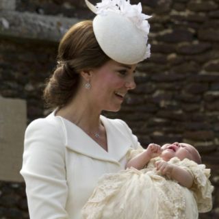 Reina Isabel II asiste al bautizo de su bisnieta la princesa Carlota