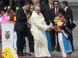 Miles de ecuatorianos y turistas inundaron la avenida 6 de Diciembre para saludarlo. AFP / J. Cevallos