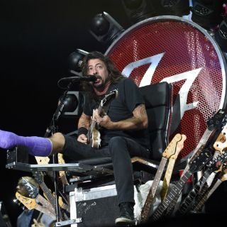 Dave Grohl regresa a los escenarios en un trono