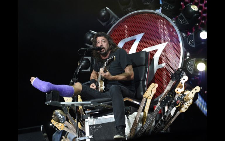 Intentó saltar una rampa pero falló y cayó entre su equipo de seguridad. AP / ARCHIVO