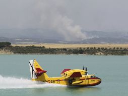 En la extinción del incendio trabajan unas 500 personas, así como 26 aviones y helicópteros. EFE / J. Cebollada
