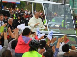 Miles de personas estaban en las calles en espera del Papa, quien inició una gira de nueve días por tres países de Sudamérica. EFE / R. Puglla