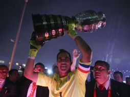 El portero de la Selección chilena, Claudio Bravo, sostiene el trofeo de campeón de la Copa América. EFE /  F. Bizerra