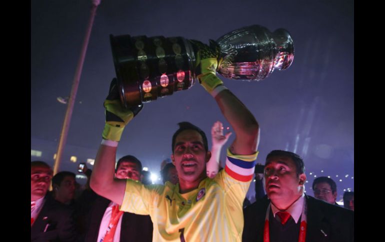 El portero de la Selección chilena, Claudio Bravo, sostiene el trofeo de campeón de la Copa América. EFE /  F. Bizerra