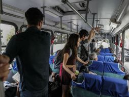 Las rutas de características especiales suelen incumplir la restricción de no llevar pasajeros de pie. EL INFORMADOR / F. Atilano