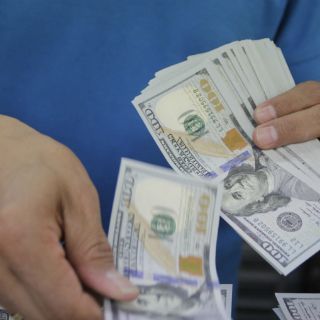 Dólar llega a nuevo máximo de 16.14 pesos