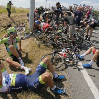 La tercera etapa del Tour neutralizada tras caída masiva