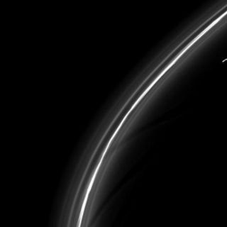 Captan imagen de Prometeo, luna de Saturno