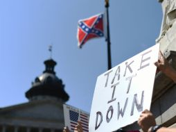 La muerte de nueve personas afroamericanas en una iglesia metodista de Charleston ocasionó que se cuestionara esta bandera. AP / ARCHIVO
