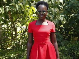 Nyong'o lució encantadora en un vestido rojo corto de Dior. AFP / P. Kovarik
