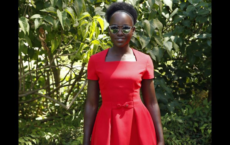 Nyong'o lució encantadora en un vestido rojo corto de Dior. AFP / P. Kovarik