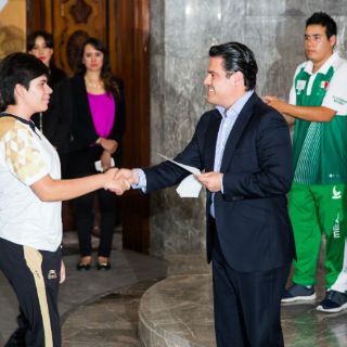 Aristóteles entrega estímulos económicos a deportistas