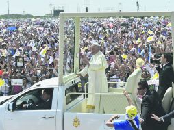 Alrededor de 800 mil católicos asistieron a la primera misa de Francisco en Guayaquil. Después se reunió y comió con padres jesuitas. AFP /