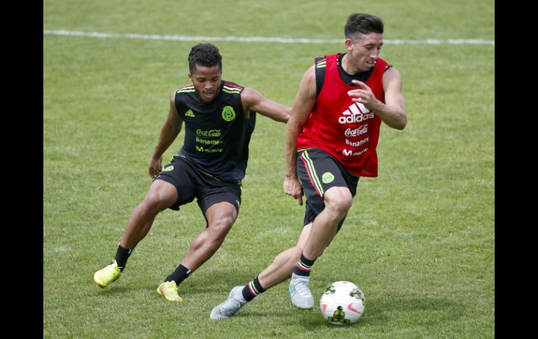 Mientras Giovani dos Santos (izq.) sería delantero titular, el volante Héctor Herrera (der.) sería suplente. EFE / K. Krzaczynski