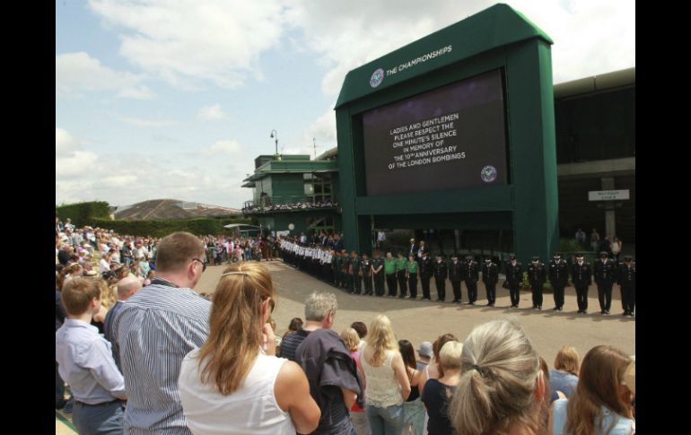 El partido en el All England Club inició más tarde para unirse a la muestra de respeto. EFE / S. Dempsey