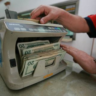 El dólar llega a los 16.13 pesos a la venta en el DF