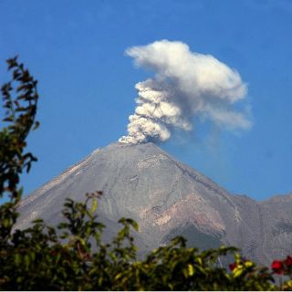 El Volcán de Colima amanece con exhalaciones
