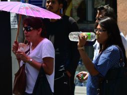 Recomiendan a la ciudadanía utilizar prendas de manga larga, pantalones, sombreros y lentes de sol. EL INFORMADOR / ARCHIVO