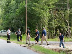Personal de bomberos y de rescate realizan una búsqueda del piloto de la aeronave civil, quien se encuentra perdido. EFE / R. Ellis