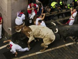 A primera hora de la mañana, reses de media tonelada salieron en estampida por las calles de Pamplona precedidos por los mozos. AP /  A. Kudacki