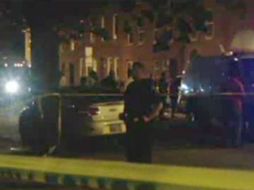 La policía instó a la gente en la zona a actuar con cautela mientras se buscan a los pistoleros. AP / ESPECIAL