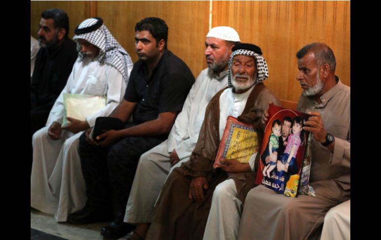 Familiares de los soldados escuchan la sentencia a los yihadistas en el Tribunal Penal de Bagdad. AP / K. Kadim