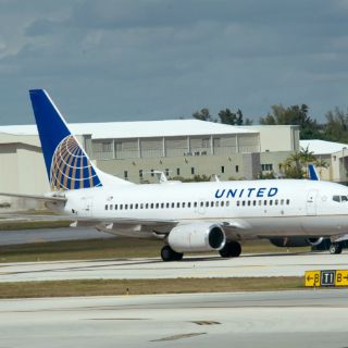 United Airlines restablece vuelos tras falla en sistema