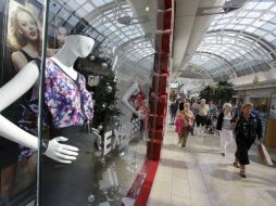 Hay que equilibrar las compras en los impresionantes centros comerciales con visitas a sitios icónicos o caminatas por las ciudades. AP / ARCHIVO