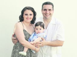 Orgullosos padres. Daniella Leira y Eduardo Rosas Blum con la pequeña Karina.  /