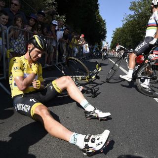 Tony Martin, líder del Tour, abandona por lesión