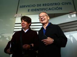 Passalacqua y Patricio Herrerra, han convivido por 33 años, fueron la primera pareja en solicitar hora en el Registro Civil. EFE / F. Trueba