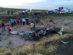 La aeronave se estrelló contra la barrera de protección de la carretera y contra un anuncio preventivo; posteriormente explotó. ESPECIAL / El Siglo de Torreón