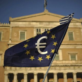 Mayor liderazgo político fortalecería permanencia de Grecia en eurozona