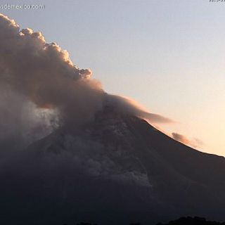 Cae ceniza expulsada por volcán en municipio de Colima