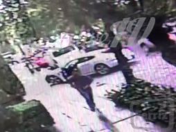 Estas imágenes fueron captadas por una cámara de seguridad en la colonia Lomas de Virreyes, donde fue asaltado el vocero. YOUTUBE / Ferriz Live TV