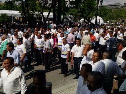 Por un lapso de alrededor de media hora, los taxistas bloquearon el ingreso al Congreso sobre avenida Hidalgo. EL INFORMADOR / E. Barrera