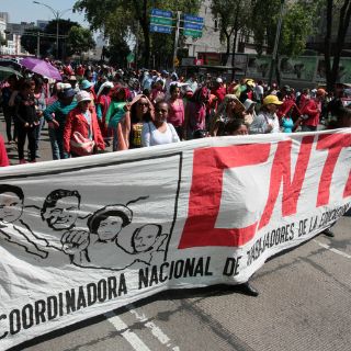 Maestros protestan frente a la PGR