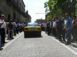 Los quejosos señalan que la prestación de servicios por parte de Uber les ha dejado pérdidas de entre 50 y 60 por ciento. TWITTER / @PoliVialJal