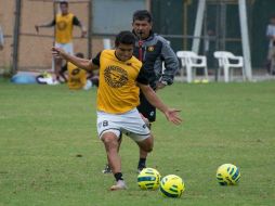 Jorge Mora (centro) durante un entrenamiento dirigido por Daniel Guzmán (atrás), quien es tío del jugador. TWITTER / @LeonesNegrosCF