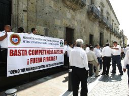 Este viernes, transportistas y choferes se manifestaron frente al Poder Legislativo de Jalisco. EL INFORMADOR / E. Barrera
