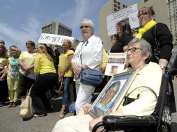 Víctimas y familiares de las víctimas se reunieron en las afueras del palacio de justicia para manifestarse sobre el caso Fata. AP /  T. McInturf