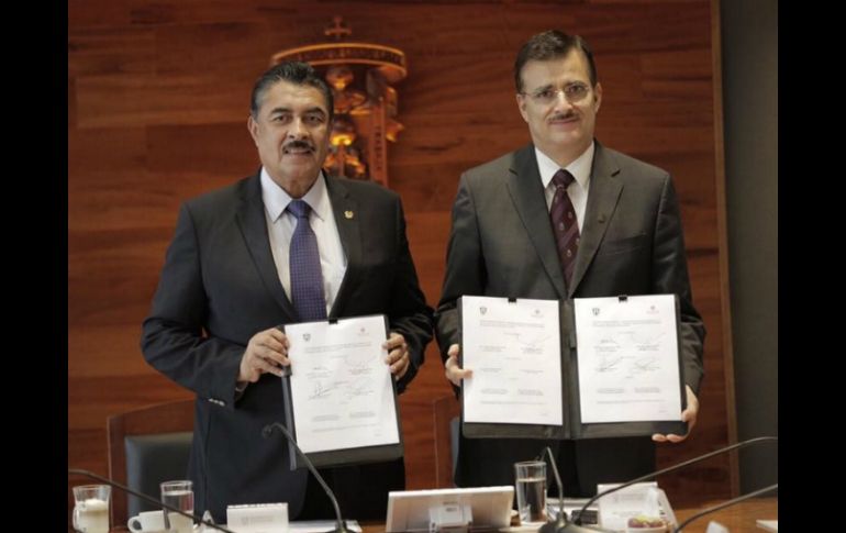El acuerdo de colaboración fue firmado por el alcalde Ramiro Hernández (izq.) y por el rector Tonatiuh Bravo Padilla. TWITTER / @tonatiuhbp