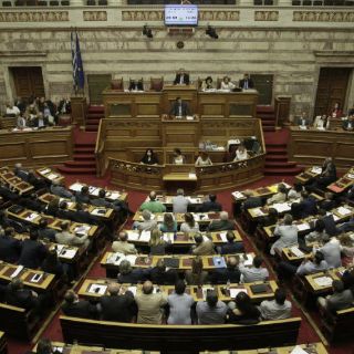 Parlamento griego avala propuesta para solicitar rescate