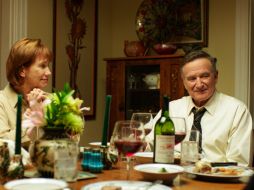 En el filme, Williams (d) interpreta a un hombre gay que sale del clóset dejando a su esposa, Kathy Baker (i), por 40 años. AP / Starz Digital